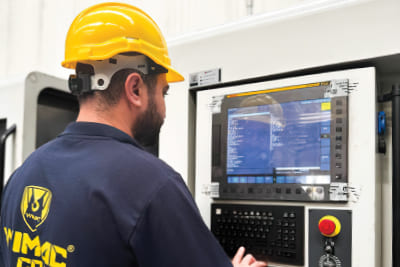 Overhead crane proses untuk penanganan material di pabrik baja